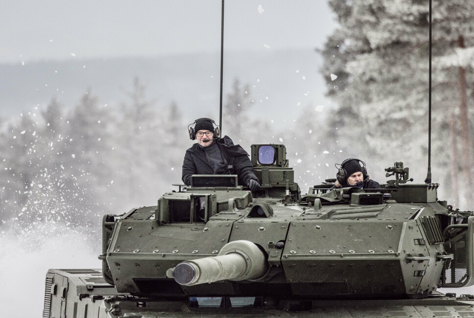 KJØRETUR: Forsvarsminister Odd Roger Enoksen fikk en luftig tur med hver av vognene i øvingsfeltet på Rena.