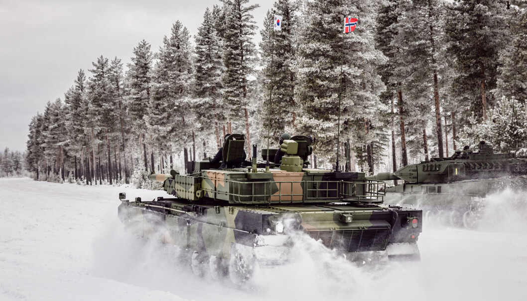 KONKURRENTER: Presentasjon av koreanske Hyundai Rotem K2 Black Panther og tyske Leopard 2A7. En av de blir Norges nye stridsvogn. Forsvarsminister Odd Roger Enoksen, sjef hæren Lars Lervik, Øyvind Kvalvik, sjef Landkapasiteter FMA, Ralf Ketzel, CEO KMW og Eui-Seong Lee, Vice President i Hyundai Rotem var til stede. KONKURRENTER: Presentasjon av koreanske Hyundai Rotem K2 Black Panther og tyske Leopard 2A7. En av de blir Norges nye stridsvogn. Forsvarsminister Odd Roger Enoksen, sjef hæren Lars Lervik, Øyvind Kvalvik, sjef Landkapasiteter FMA, Ralf Ketzel, CEO KMW og Eui-Seong Lee, Vice President i Hyundai Rotem var til stede.