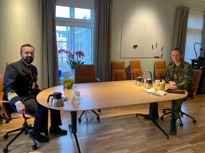 UTVALG: Pål Harald Stenberg på lunsj med Kristoffersen. Hvilke feltrasjoner generalen spiser her, vites foreløpig ikke. UTVALG: Pål Harald Stenberg på lunsj med Kristoffersen. Hvilke feltrasjoner generalen spiser her, vites foreløpig ikke.