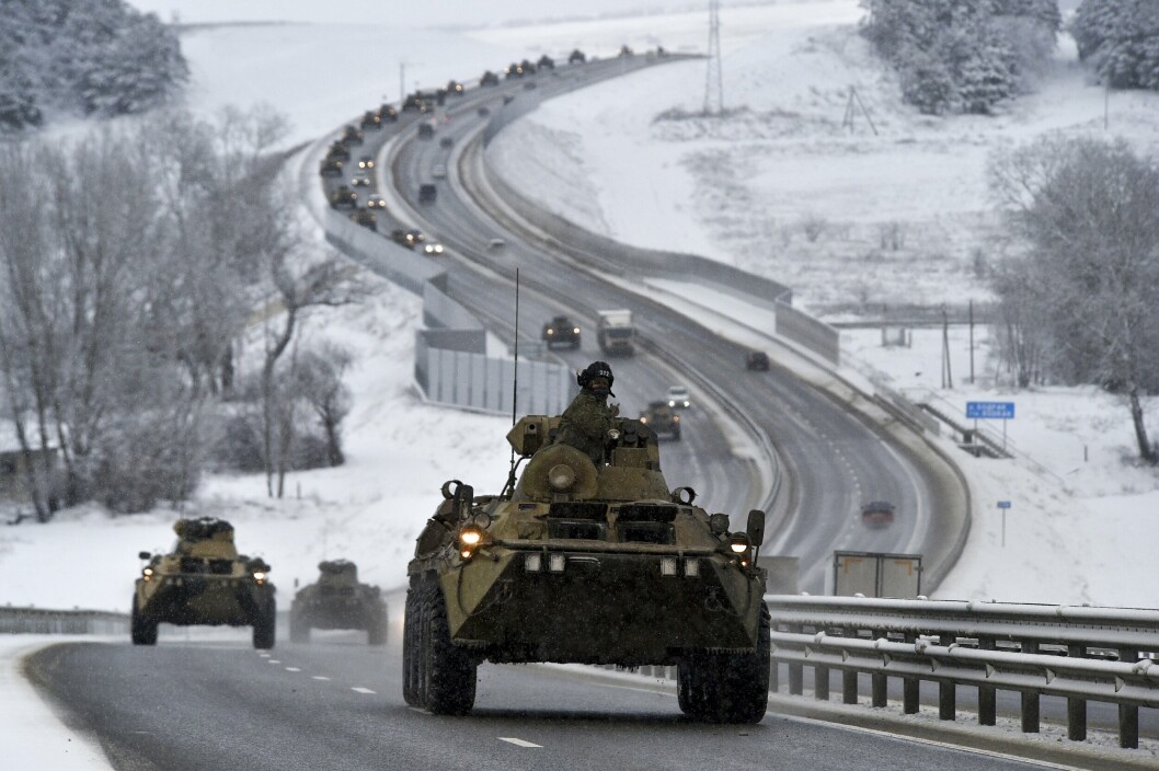 OKKUPERT: En konvoi med russiske pansrede kjøretøyer beveger seg langs en motorvei på Krimhalvøya i forrige uke.