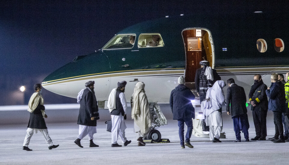 I NORGE: Taliban-representantene på vei inn i et fly til Kabul etter møtene i Oslo.