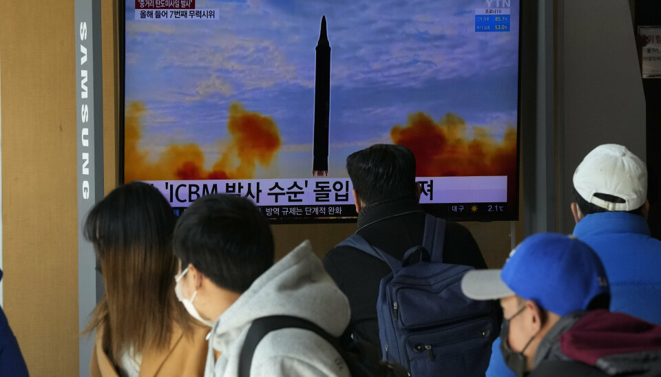 RAKETTTEST: Folk på en togstasjon i Seoul søndag ser på et nyhetsinnslag der det vises et arkivfoto fra en tidligere rakettoppskyting i nabolandet.