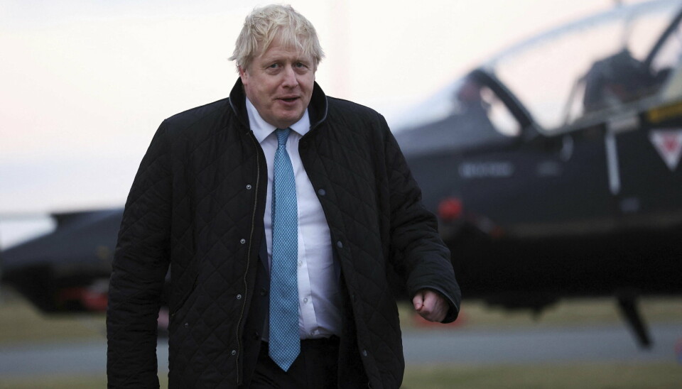 FORSTERKNINGER: Statsminister Boris Johnson, her under et besøk på en av luftforsvarets baser i Wales torsdag, sier at Storbritannia står klar til å tilby Nato forsterkninger.