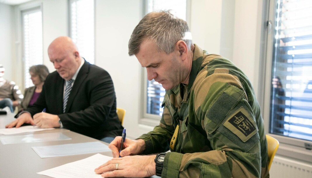 SIGNERT: Hærsjef Lars Lervik og rektor for Høgskolen i Innlandet signerer avtalen på Terningen arena i Elverum. SIGNERT: Hærsjef Lars Lervik og rektor for Høgskolen i Innlandet signerer avtalen på Terningen arena i Elverum.