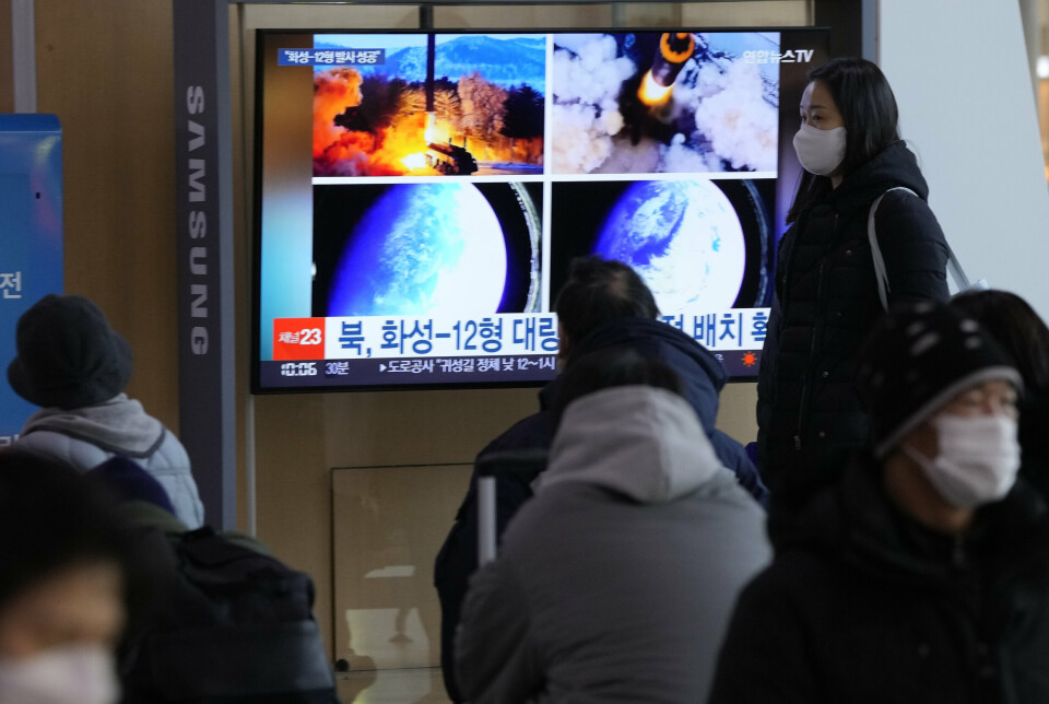 SISTE NYTT: Forbipasserende ser på en skjerm på Seoul togstasjon som viser bilder av Nord-Koreas siste rakettest. Bildet er fra 31. januar.