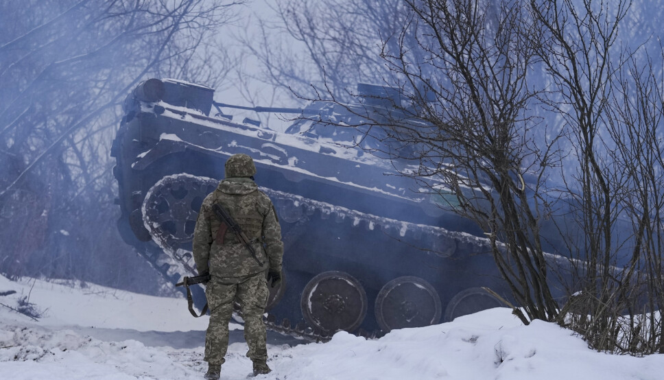 SPENNING: Bildet viser en ukrainsk stridsvogn og militært personell ved Luhansk, et område øst i Ukraina, fredag 28 januar.