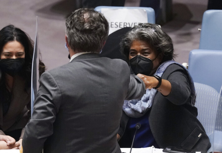 VENNSKAPELIG: Ukrainas ambassadør til FN, Sergiy Kyslytsya, hilser på USAs ambassadør til FN, Linda Thomas-Greenfield, med en fist bump. VENNSKAPELIG: Ukrainas ambassadør til FN, Sergiy Kyslytsya, hilser på USAs ambassadør til FN, Linda Thomas-Greenfield, med en fist bump.