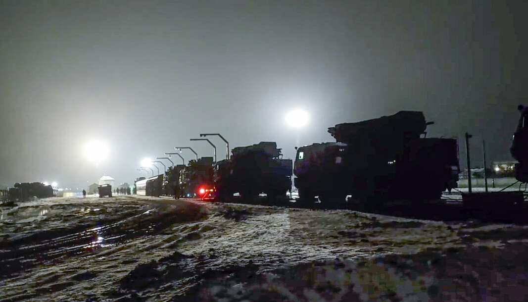 KJØRETØY: Russiske militærkjøretøy ankom lørdag Hviterussland med tog. Ifølge Russland skal de delta i felles militærøvelser med hviterusserne. USA hevder styrkene utplasseres mot Ukrainas grense, som ligger mindre enn to timer fra Ukrainas hovedstad Kiev.