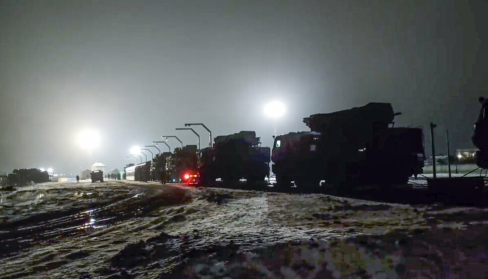KJØRETØY: Russiske militærkjøretøy ankom lørdag Hviterussland med tog. Ifølge Russland skal de delta i felles militærøvelser med hviterusserne. USA hevder styrkene utplasseres mot Ukrainas grense, som ligger mindre enn to timer fra Ukrainas hovedstad Kiev.