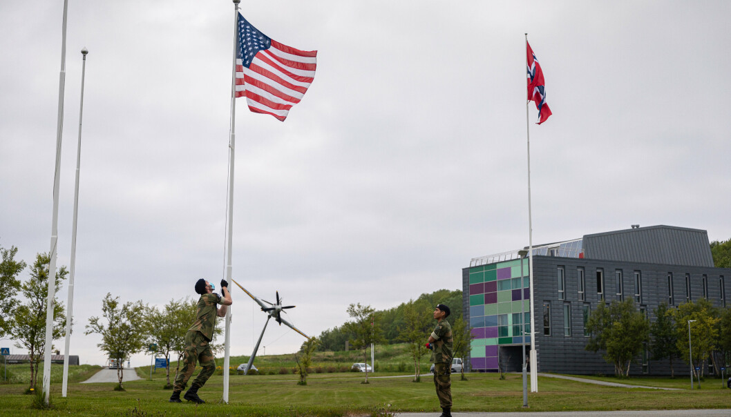 USA og Norge har inngått en tilleggsavtale som ivaretar norsk suverenitet, skriver forsvarsminister Odd Roger Enoksen. Her heises det amerikanske flagget på Bodø flystasjon under øvelse ACE 2021.