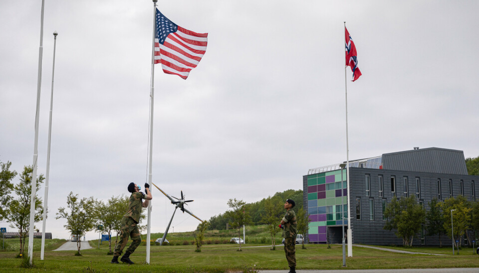 USA og Norge har inngått en tilleggsavtale som ivaretar norsk suverenitet, skriver forsvarsminister Odd Roger Enoksen. Her heises det amerikanske flagget på Bodø flystasjon under øvelse ACE 2021.