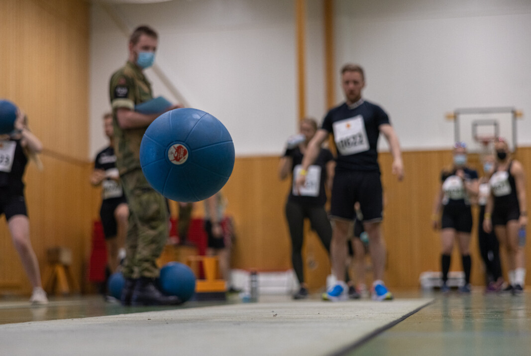 FYSYSKE TESTER: Medisinballstøt er en av de fysiske testene kandidater må gjøre under de fysiske testene under Forsvarets opptak og seleksjon (FOS) i 2021. FYSYSKE TESTER: Medisinballstøt er en av de fysiske testene kandidater må gjøre under de fysiske testene under Forsvarets opptak og seleksjon (FOS) i 2021.