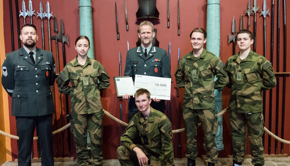 BESTE LÆREBEDRIFT: Forsvaret mottok pris for beste statlige lærebedrift 3. februar 2022. Fra venstre: stabssersjant Gulbrandsen, lærling Henriette Reinner Gaaserud, oberst Svarstad, lærling Sander Sæternes, lærling Sebastian Sørensen og lærling August Skogvoll.