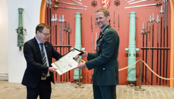 OVERREKKELSE: Oberst Svarstad tog imot prisen på vegne av Forsvaret. OVERREKKELSE: Oberst Svarstad tog imot prisen på vegne av Forsvaret.