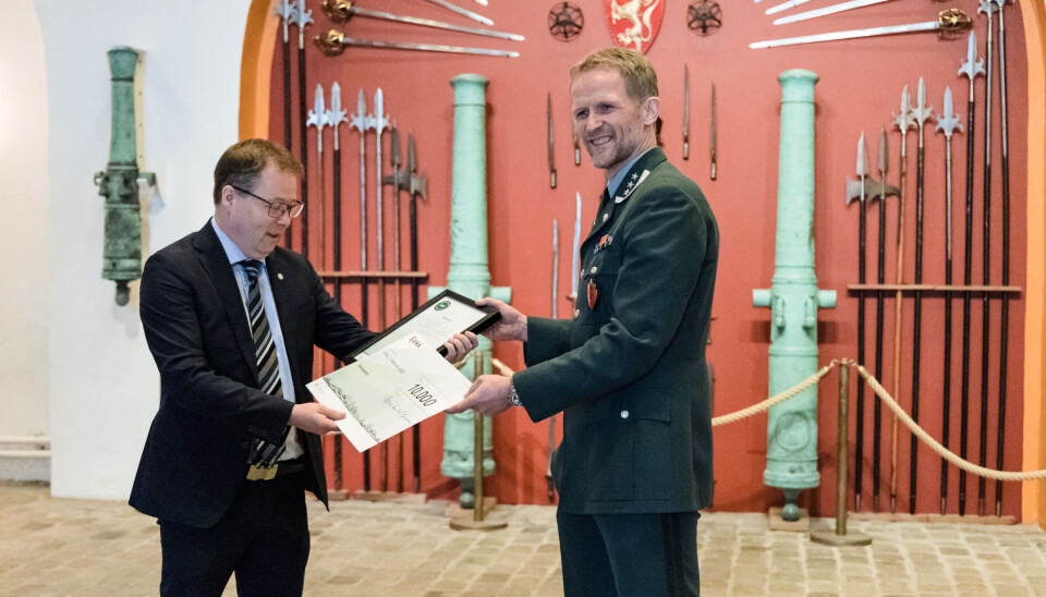OVERREKKELSE: Oberst Svarstad tog imot prisen på vegne av Forsvaret.