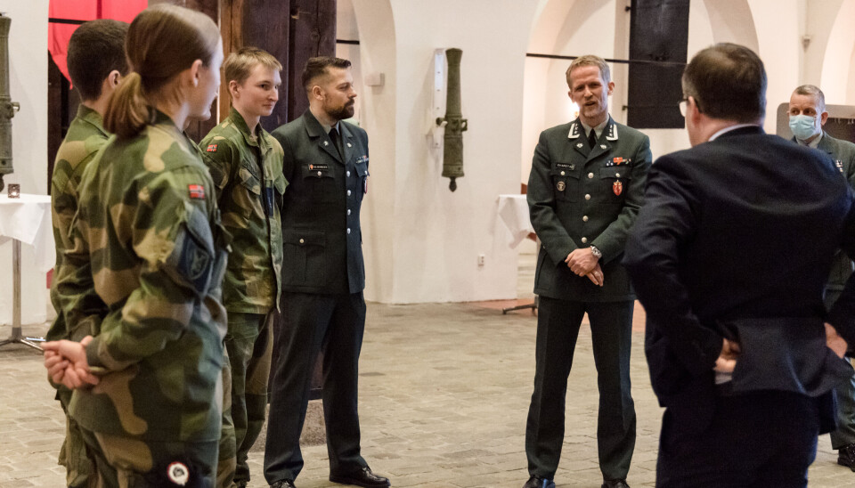 UFORMELL PRAT: Ministeren fikk muligheten til å prate med både nestkommanderende i FPVS, lærling koordinator og lærlinger da Forsvaret mottok prisen.