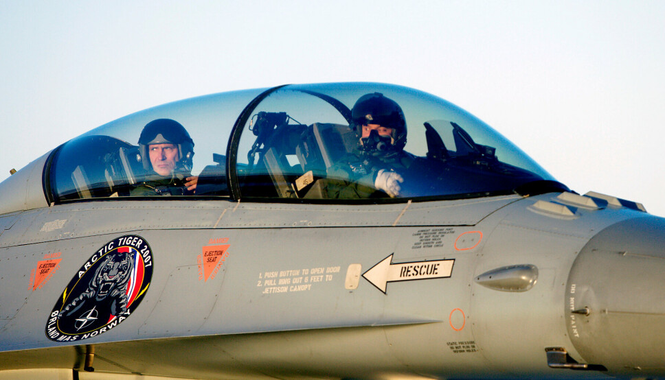 2010: Jens Stoltenberg som passasjer i et F-16 jagerfly. Snart tar han over Norges Bank.