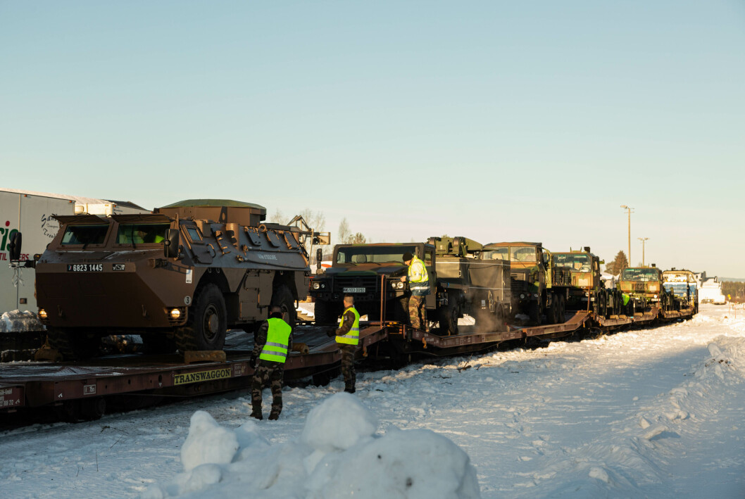 PÅ VEI: Soldater fra Mottak- og transportbataljonen (M&T BN) i Forsvarets Logistikkorganisasjon bistår med flytting av materiell for allierte styrker på Elverum togstasjon i samarbeid med HV, i forbindelse med Cold Response 2022. Bildet er datert 28. januar. PÅ VEI: Soldater fra Mottak- og transportbataljonen (M&T BN) i Forsvarets Logistikkorganisasjon bistår med flytting av materiell for allierte styrker på Elverum togstasjon i samarbeid med HV, i forbindelse med Cold Response 2022. Bildet er datert 28. januar.