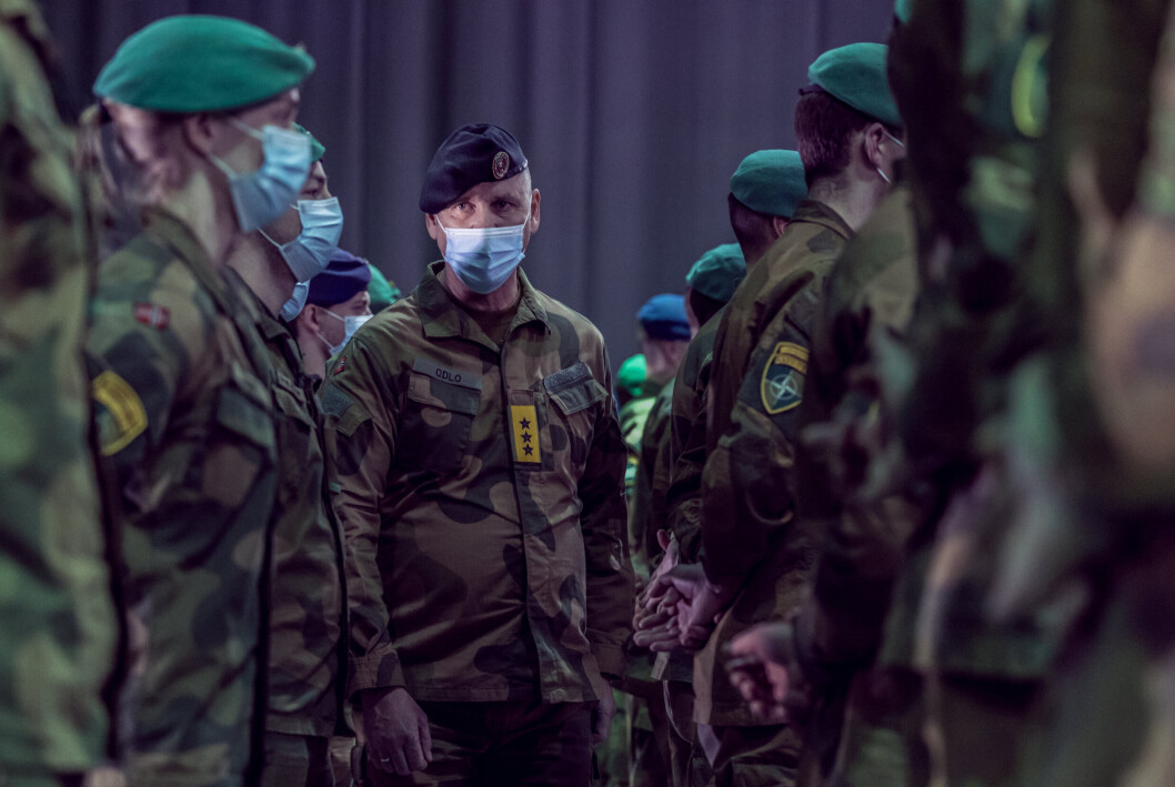 SEREMONI: Sjef for Forsvarets operative hovedkvarter generalløytnant Yngve Odlo, inspiserte de norske styrkene som har vendt hjem fra Nato-oppdraget i Litauen. SEREMONI: Sjef for Forsvarets operative hovedkvarter generalløytnant Yngve Odlo, inspiserte de norske styrkene som har vendt hjem fra Nato-oppdraget i Litauen.
