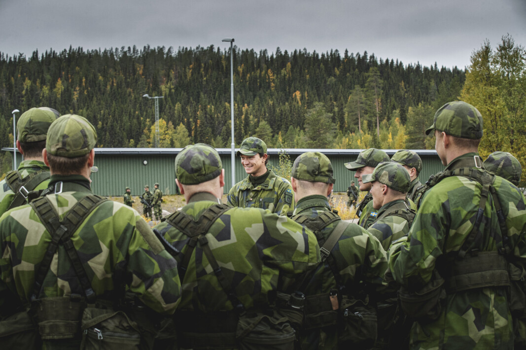 KOMBINERER FORSVARET MED SKØYTER: Skøyteløper Nils van der Poel jobber som instruktør ved jaktbataljonen i Arvidsjaur. Han er deltidsansatt i forsvaret i tre uker og kombinerer treningsøktene med jobb som instruktør. KOMBINERER FORSVARET MED SKØYTER: Skøyteløper Nils van der Poel jobber som instruktør ved jaktbataljonen i Arvidsjaur. Han er deltidsansatt i forsvaret i tre uker og kombinerer treningsøktene med jobb som instruktør.