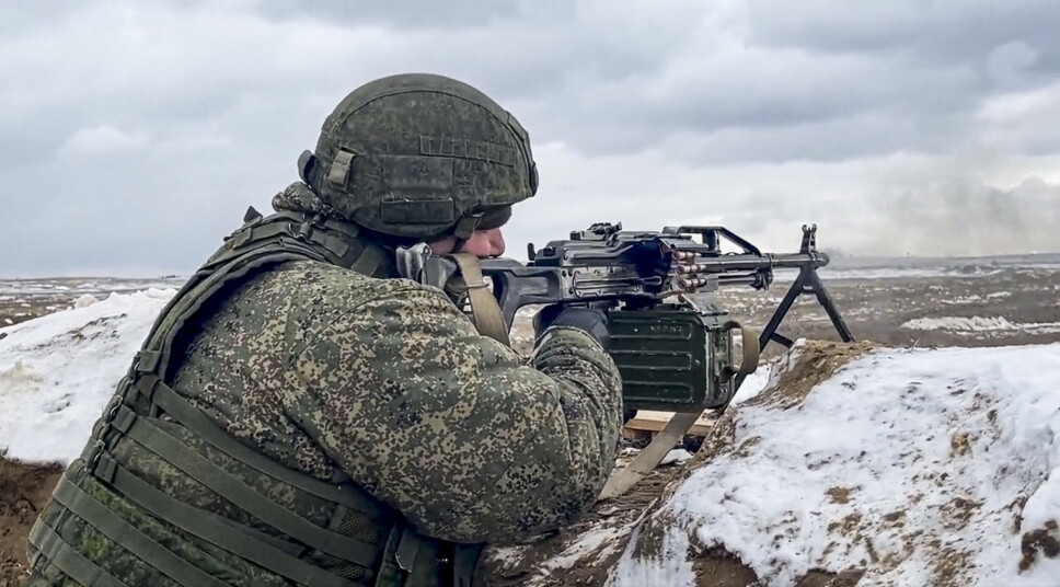 ØVELSE: En soldat skyter under en felles russisk-hviterussisk øvelse på skytefeltet Brestskij i Hviterussland 2. februar. Russland har plassert store styrker langs grensen til Ukraina, og deltar i tillegg i store øvelser i Hviterussland.