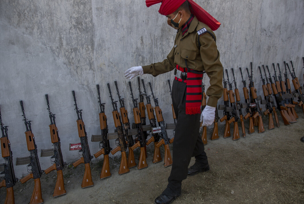 OPPTELLING: En rekrutt i en lettinfanteri-avdeling i Jammu og Kashmir teller troppens våpen etter at de har gjennomført en seremoni ved militærbasen sin, utenfor Srinagar. OPPTELLING: En rekrutt i en lettinfanteri-avdeling i Jammu og Kashmir teller troppens våpen etter at de har gjennomført en seremoni ved militærbasen sin, utenfor Srinagar.