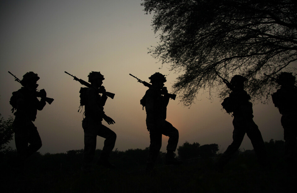 PÅ VAKT: Dette bildet fra 2016 viser indiske soldater på patrulje i Nowshera-sektoren.