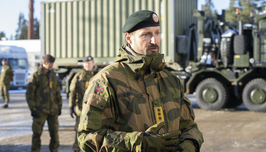 SESSVOLL: Kronprins Haakon under besøket på Nasjonalt logistikk operasjonssenter (NLOGS) mandag.