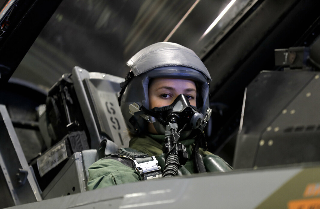 PÅ BESØK: Norges neste tronarving har ikke vært på sesjon enda, men hun har likevel fått se deler av hva en utdanning i Forsvaret kan by på. Her om bord i et F-16 jagerfly.