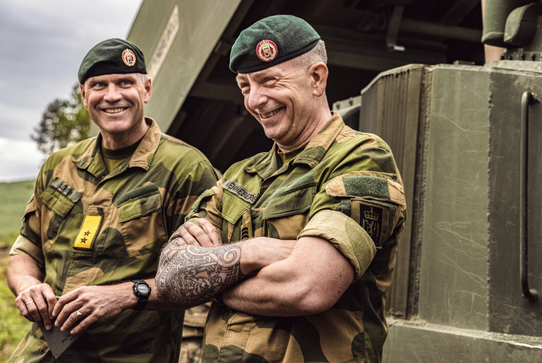 I FELT: Sjefssersjant Rune Wenneberg (til høyre) har skrevet innlegget om dagens soldater. Her er han avbildet sammen med hærsjef Lars Lervik under en øvelse i Setermoen skytefelt i juni 2021.