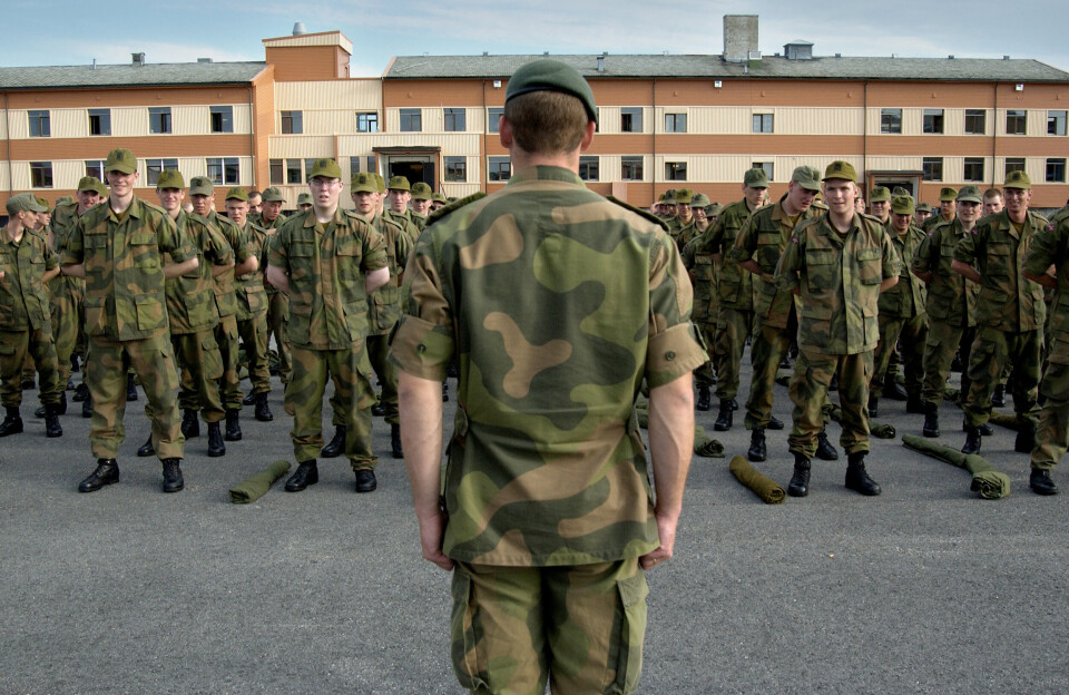 OPPSTILLING: Lojalitet fremfor lydighet, er mantraet nå. Bildet viser en oppstilling ved Garnsionen i Sør-Varanger fra 2003.