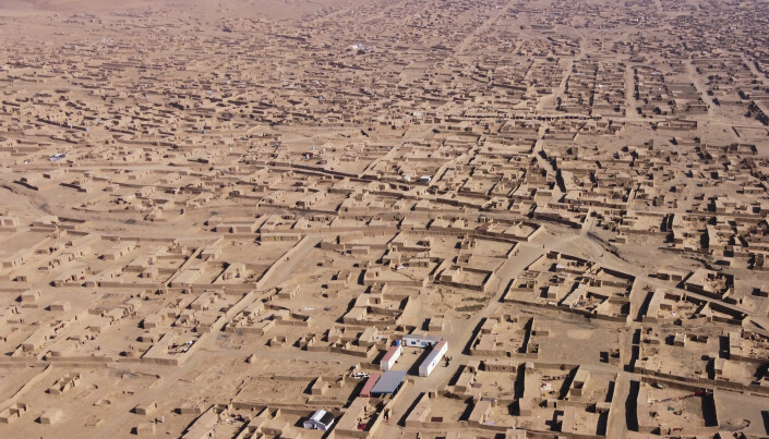Folk samler seg nær en midlertidig klinikk i en voksende bosetning av hus av leire-murstein der folk drevet på flukt av krig og tørke, bor i nær Herat i Afghanistan. Situasjonen i landet har blitt forverret av vinteren, med temperaturer ned mot frysepunktet.