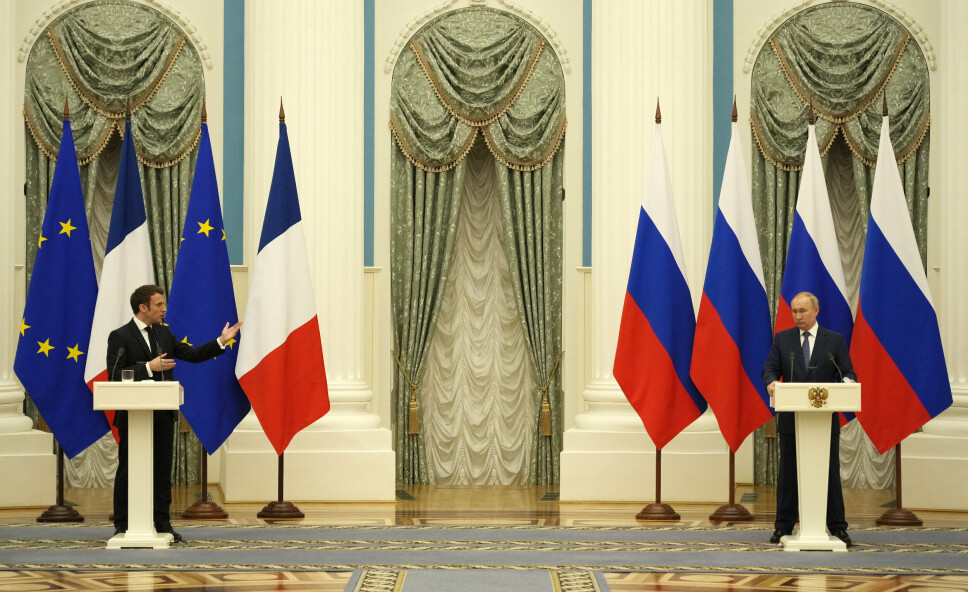 SAMTALE: Frankrikes president Emmanuel Macron (t.v) og Russlands president Vladimir Putin under en felles pressekonferanse mandag.