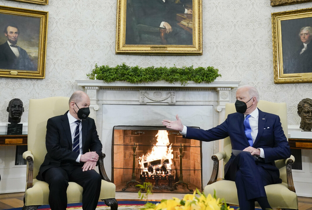 DET HVITE HUS: President Joe Biden (t.h) sammen med Tysklands forbundskansler Olof Scholz i Det ovale kontor mandag.