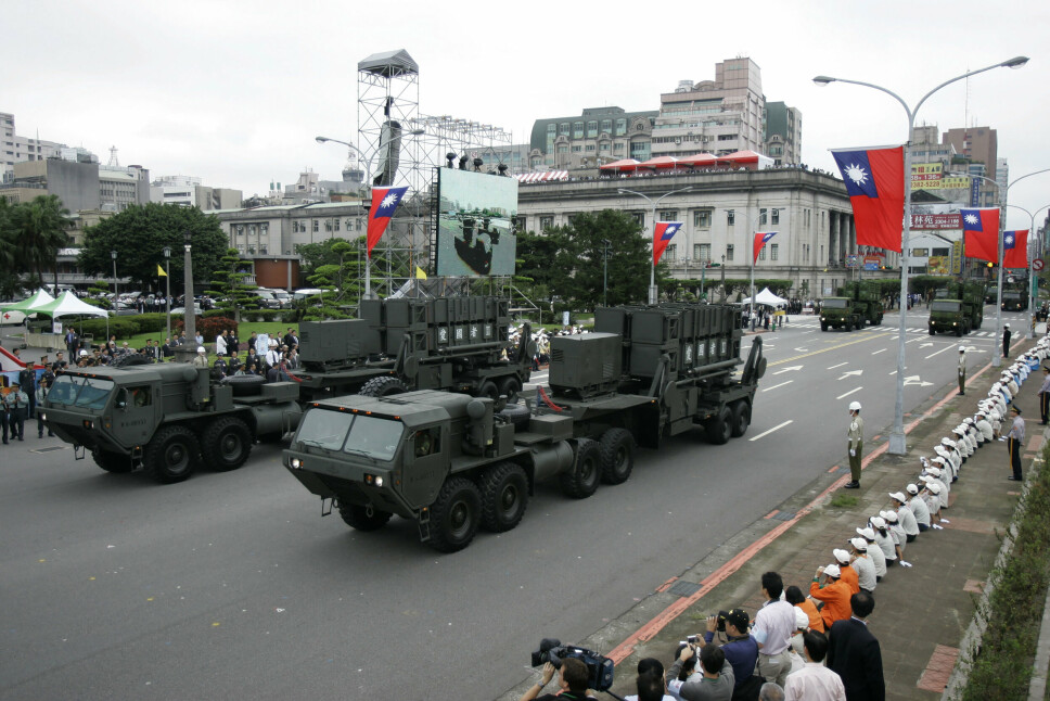 MILLIONKONTRAKT: Taiwans USA-lagde Patriot missil-batterier passerer under Republikken Kinas nasjonaldag-parade i Taipei, Taiwan 10. oktober 2007. Biden-administrasjonen har godkjent en kontrakt på 100 millioner dollar med Taiwan for å styrke øyas rakettforsvarssystemer som står overfor økende press fra Kina.