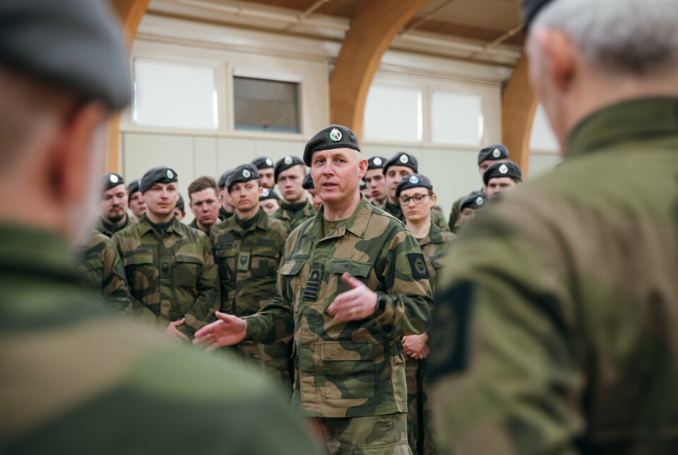 AVLYSER: Sjef for HV-16, kommandør Jon Ivar Kjellin under en tale for den norske NOREX-kontingenten. Kjellin har måttet kansellere øvelsesinnkallingen for 300 HV-soldater.
