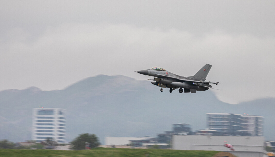 JAGERFLY: To danske F-16-fly skal plasseres på bornholm. Her tar et av de danske jagerflyene av fra Bodø flystasjon. JAGERFLY: To danske F-16-fly skal plasseres på bornholm. Her tar et av de danske jagerflyene av fra Bodø flystasjon.