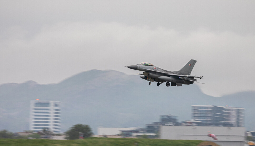 JAGERFLY: To danske F-16-fly skal plasseres på bornholm. Her tar et av de danske jagerflyene av fra Bodø flystasjon.