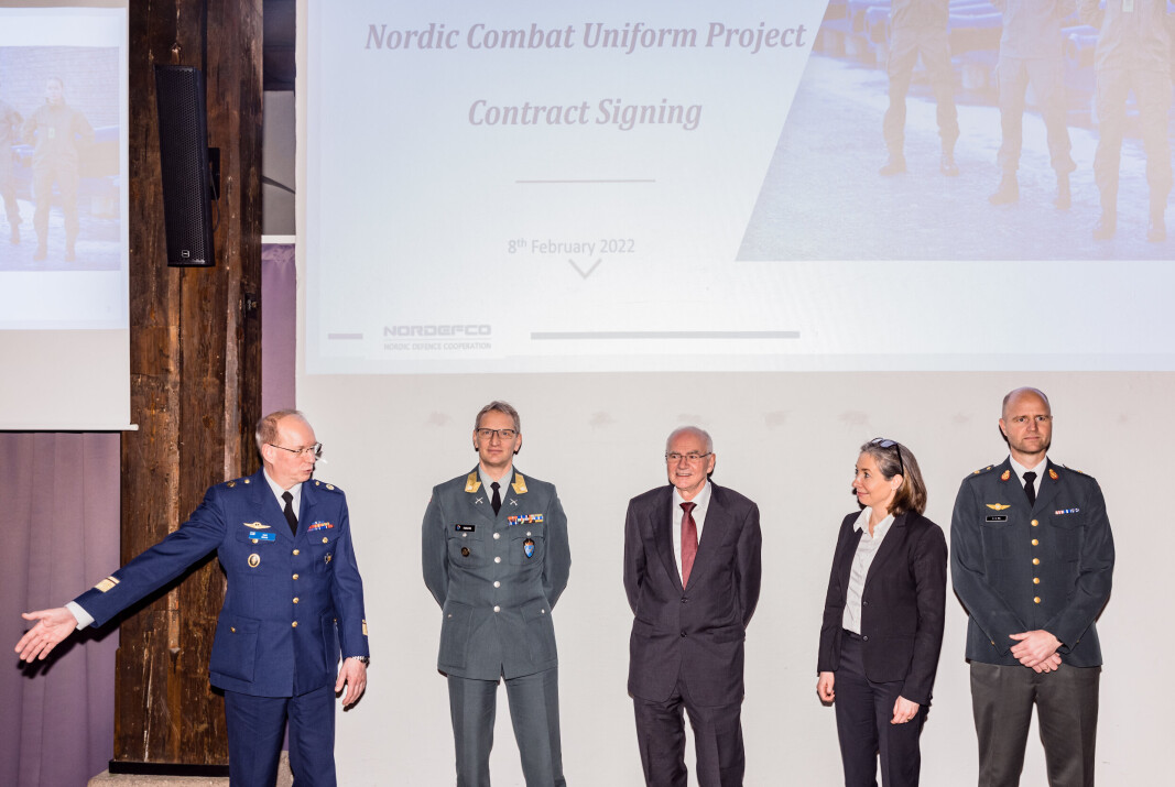 SIGNERTE: FMA og representanter fra andre nordiske land signerte tirsdag en avtale om leveranser av nye uniformer. Kari Renko (Finland), brigader Øyvind Johan Kvalvik, sjef for Forsvarsmateriell landkapasiteter, Tom Oskar Pedersen i Oskar Pedersen AS, Jennifer Skjål Lundgren, sjef logistikk i svenske FMB og K. S. Riis fra danske Forsvarsministeriets Materiel- og Indkøbsstyrelse. SIGNERTE: FMA og representanter fra andre nordiske land signerte tirsdag en avtale om leveranser av nye uniformer. Kari Renko (Finland), brigader Øyvind Johan Kvalvik, sjef for Forsvarsmateriell landkapasiteter, Tom Oskar Pedersen i Oskar Pedersen AS, Jennifer Skjål Lundgren, sjef logistikk i svenske FMB og K. S. Riis fra danske Forsvarsministeriets Materiel- og Indkøbsstyrelse.
