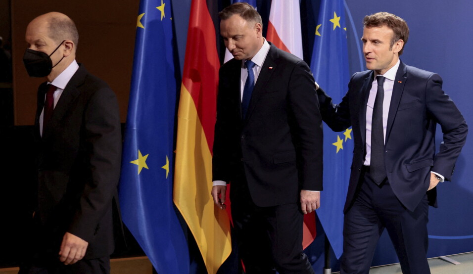BERLIN: Tysklands statsminister Olaf Scholz, Polens president Andrzej Duda og Frankrikes president Emmanuel Macron på vei ut fra pressekonferansen etter møtet i Berlin.