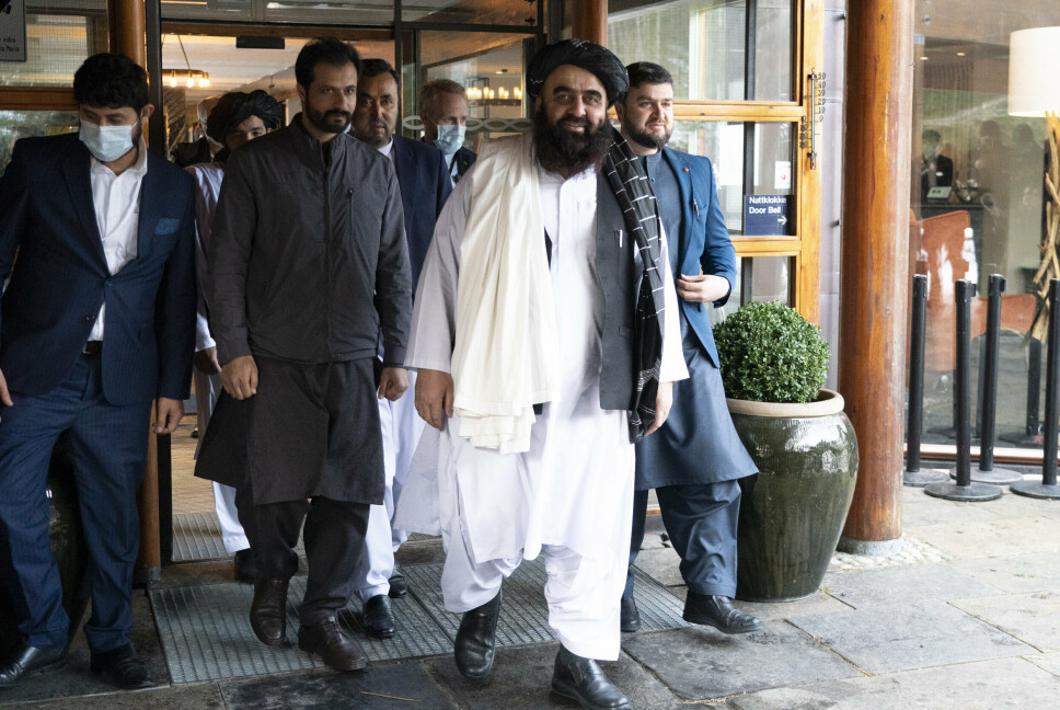RUNDREISE: Talibans Amir Khan Muttaqi (kledd i hvit) og andre fra Taliban, da de nylig var i Norge. Nå er delegasjonen reist til Sveits.
