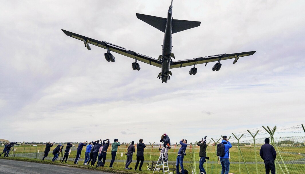 B-52: Fotografer sto klare til å ta bilder da et av de amerikanske B-52-bombeflyene ankom Fairford torsdag.