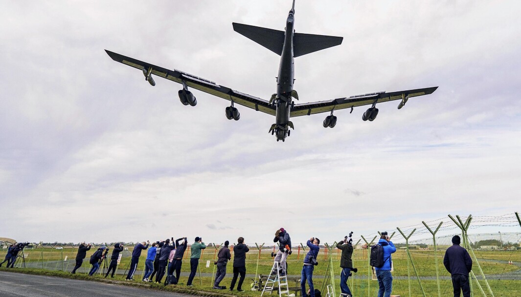 B-52: Fotografer sto klare til å ta bilder da et av de amerikanske B-52-bombeflyene ankom Fairford torsdag. B-52: Fotografer sto klare til å ta bilder da et av de amerikanske B-52-bombeflyene ankom Fairford torsdag.
