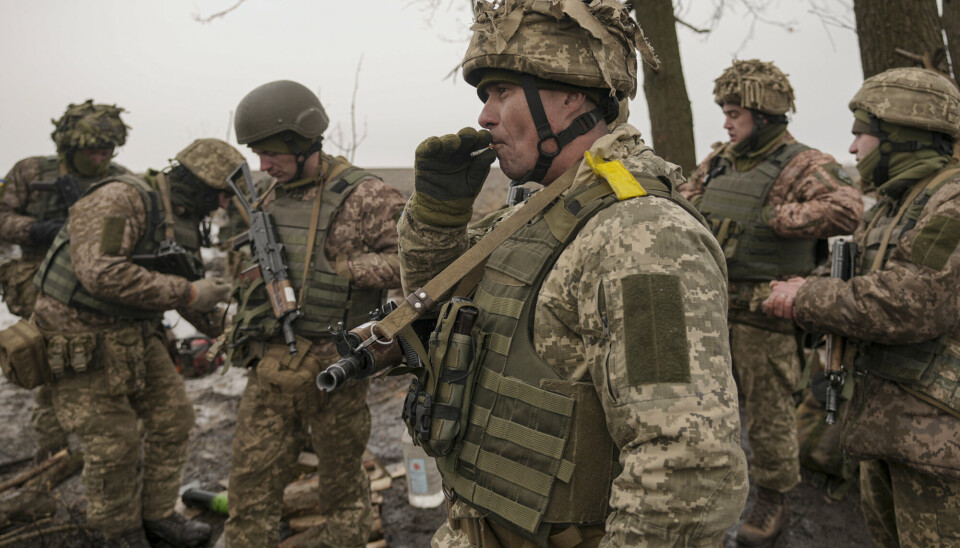 ØVELSE: Ukrainske soldater sjekker utstyret under en øvelse i Donetsk-regionen øst i Ukraina.