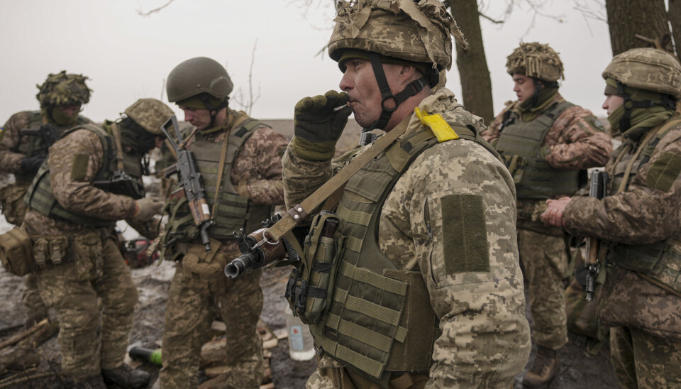 ØVELSE: Ukrainske soldater sjekker utstyret under en øvelse i Donetsk-regionen øst i Ukraina.