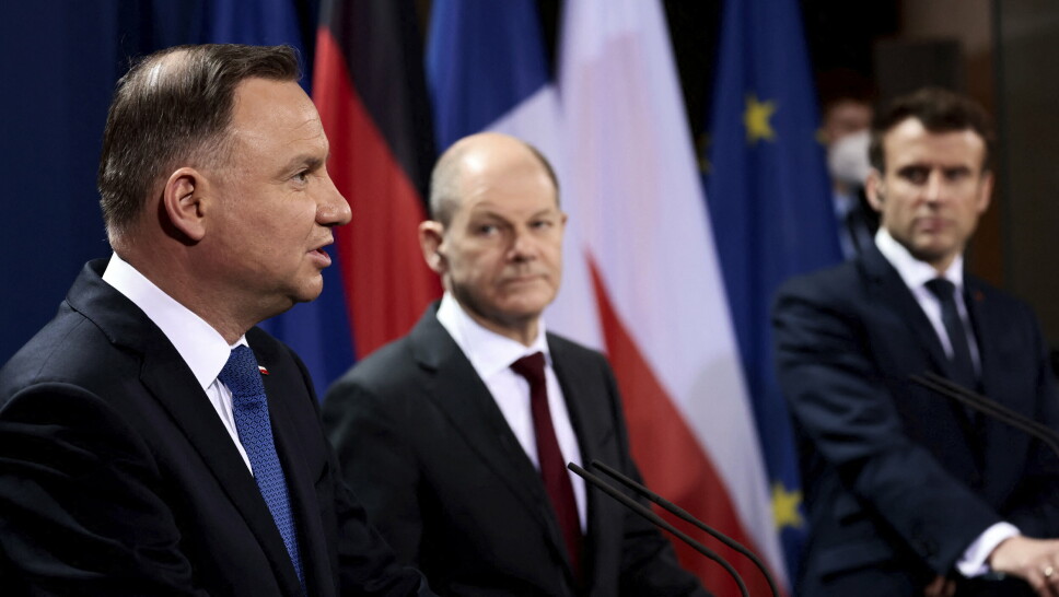 DIPLOMATI: Tysklands kansler Olaf Scholz, i sentrum, Frankrikes president Emmanuel Macron, til høyre, og Polens president Andrzej Duda snakker til media i forkant av et møte for å diskutere den pågående Ukraina-krisen, i Berlin, tirsdag, 8. april