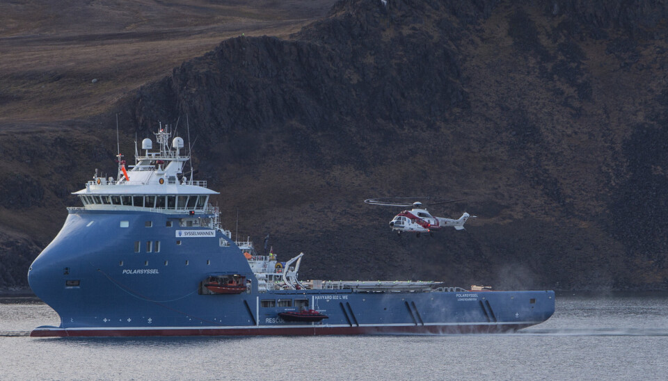 KABELBRUDD: Sysselmannsskipet Polarsyssel er brukt under arbeidet med å lete etter bruddet i strømforsyningen til den ene av to fiberkabler som knytter Svalbard til fastlandet. Her er skipet fotografert under en oljevernøvelse i Isfjorden på Svalbard.
