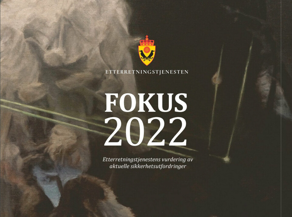FORSIDEN: Slik er forsiden til Etterretningstjenestens åpne trusselvurdering Fokus 2022, illustrert av Karl Bryhn.