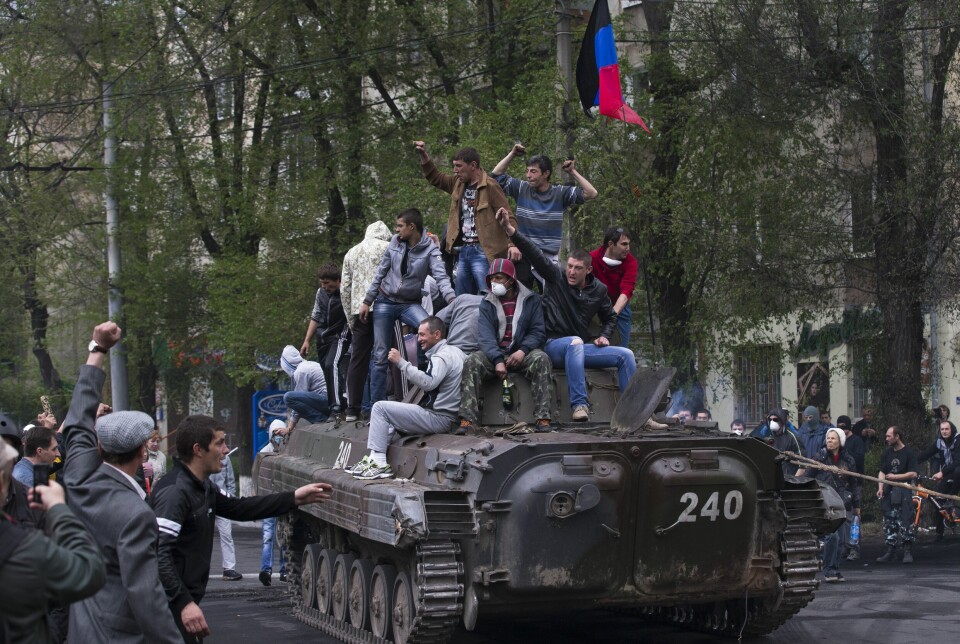 HYLLET: Folk i gatene heiet frem pro-russiek aktivister som hadde knabbet et pansret kjøretøy fra ukrainske myndigheter. Bildet er datert 9. mai 2014.