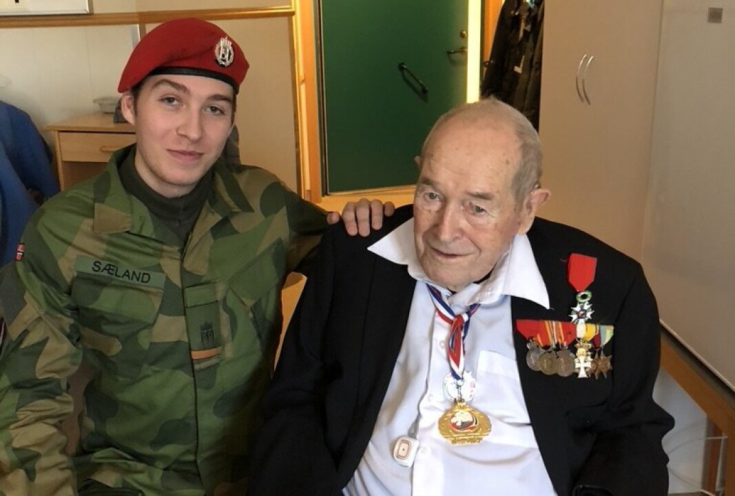 KRIGSHELT: Monrad Sørvik Sæland fikk besøke bestefar Monrad August Mosberg på 104-års dagen. Han er dekorert med flere medaljer for sin tjeneste under andre verdenskrig. KRIGSHELT: Monrad Sørvik Sæland fikk besøke bestefar Monrad August Mosberg på 104-års dagen. Han er dekorert med flere medaljer for sin tjeneste under andre verdenskrig.